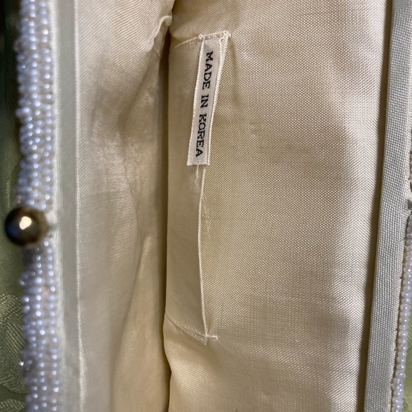 Vintage white/pearl beaded purse with gold chain strap - Picture 5 of 5